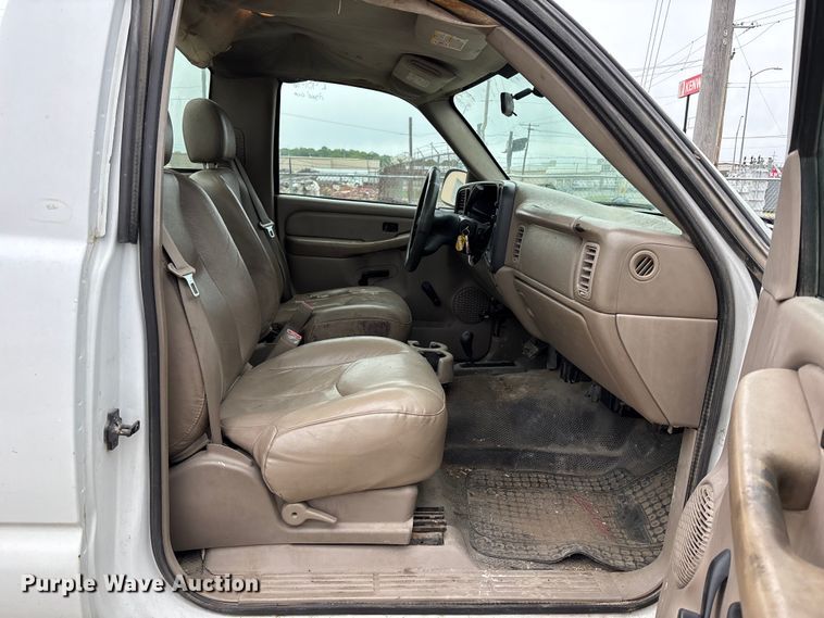 image for item FH6091 2004 Chevrolet Silverado 2500HD pickup truck