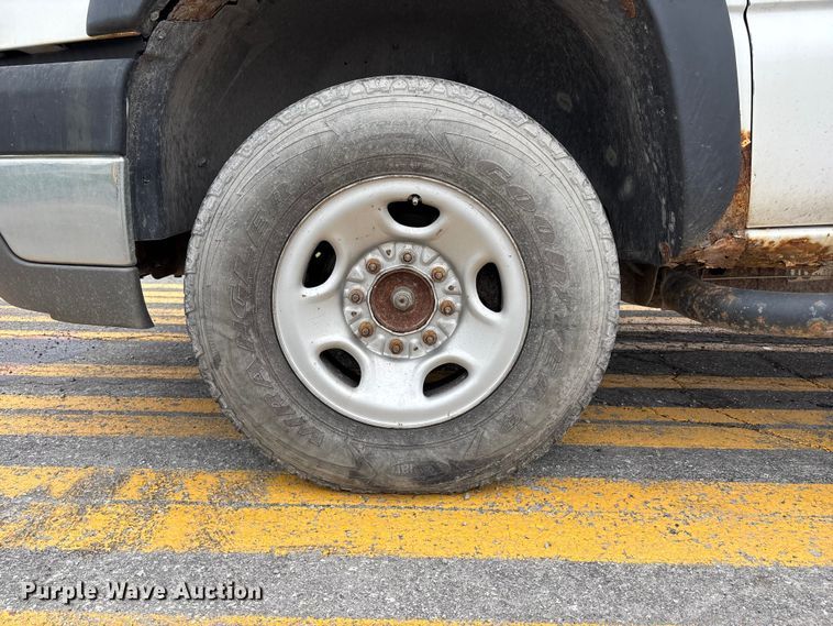 image for item FH6091 2004 Chevrolet Silverado 2500HD pickup truck