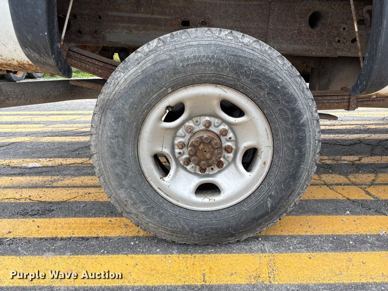 image for item FH6091 2004 Chevrolet Silverado 2500HD pickup truck
