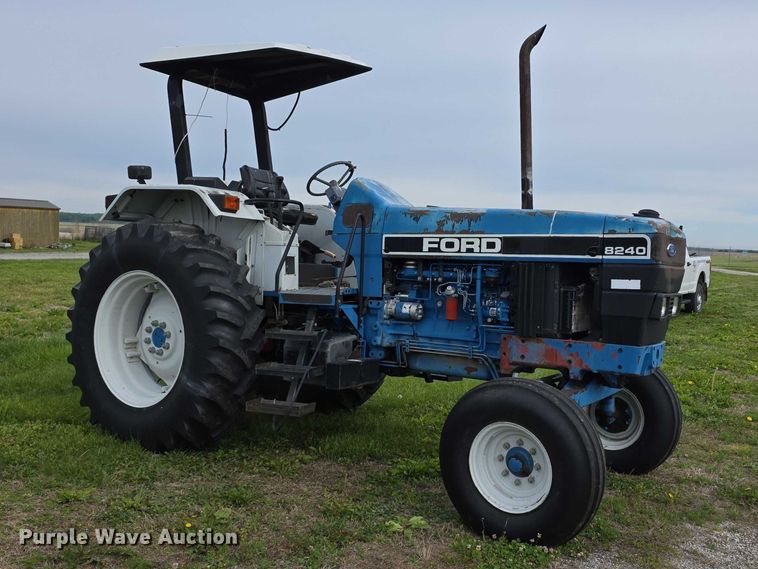 image for item FH6098 1993 Ford 8240 tractor
