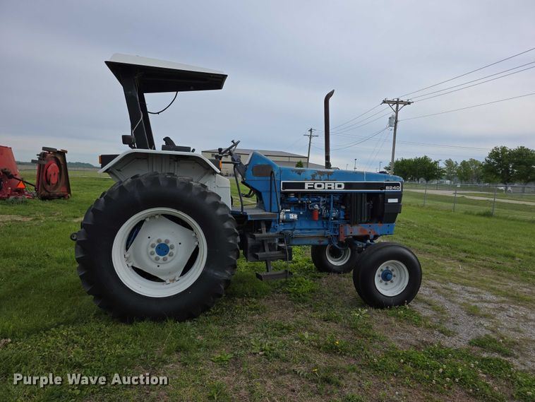 image for item FH6098 1993 Ford 8240 tractor