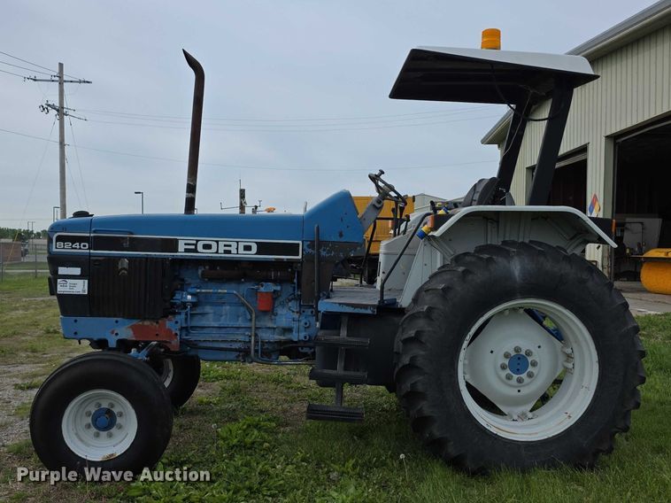 image for item FH6098 1993 Ford 8240 tractor