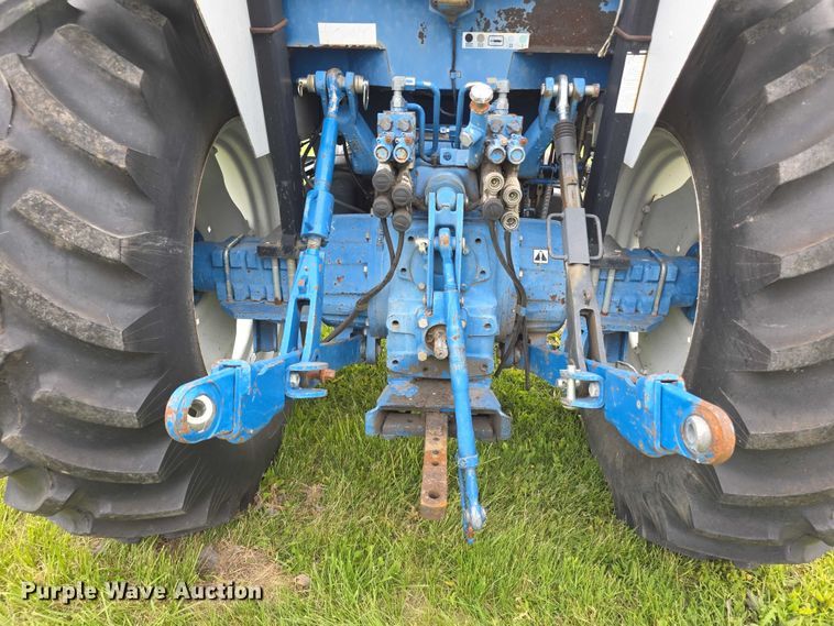 image for item FH6098 1993 Ford 8240 tractor