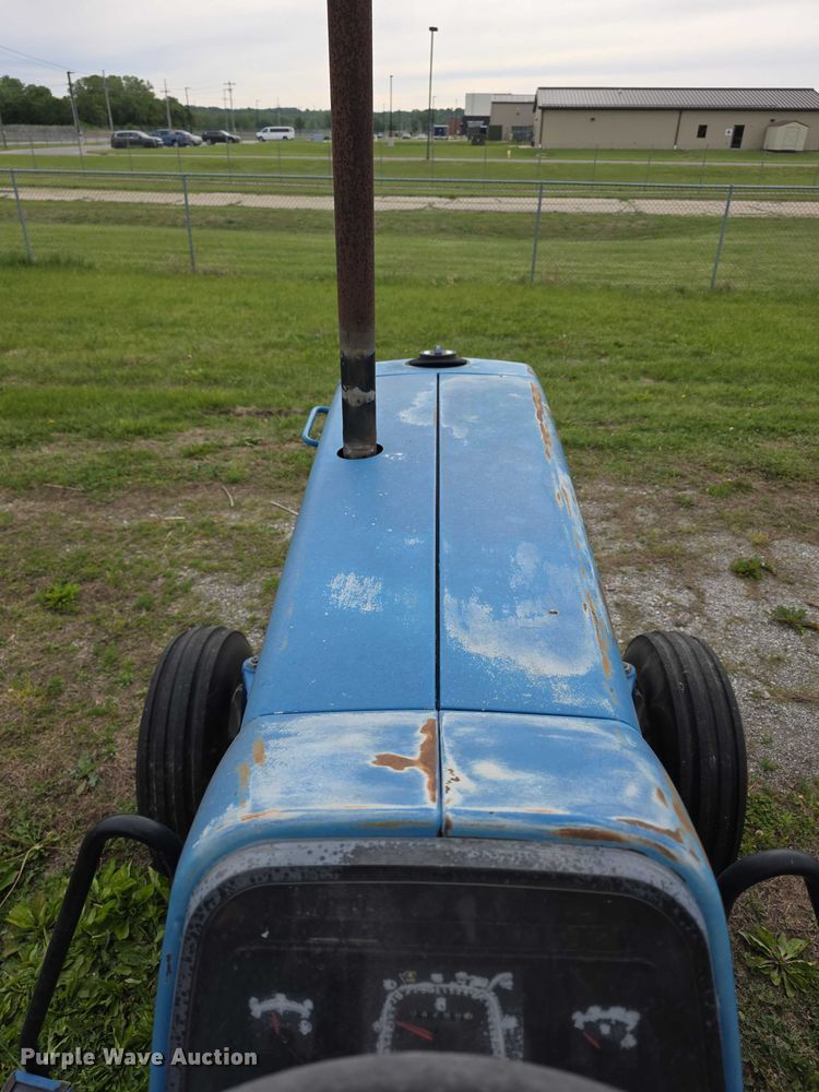 image for item FH6098 1993 Ford 8240 tractor
