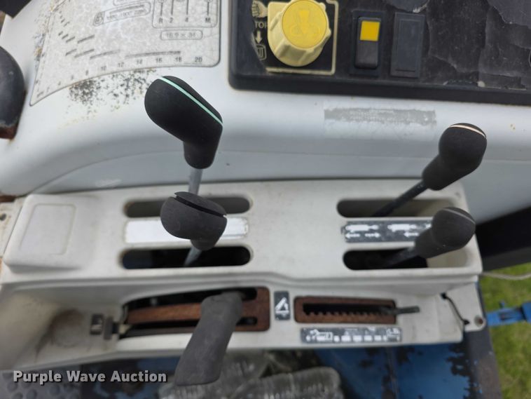 image for item FH6098 1993 Ford 8240 tractor