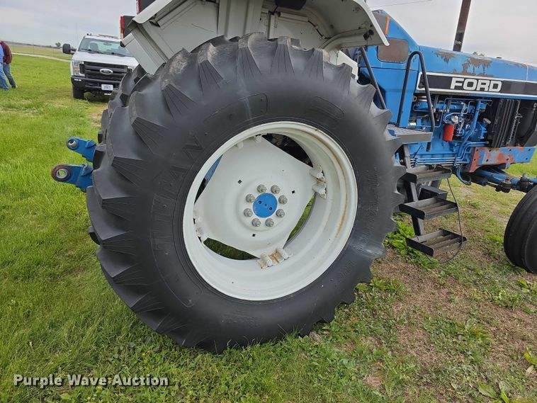 image for item FH6098 1993 Ford 8240 tractor