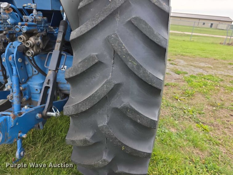 image for item FH6098 1993 Ford 8240 tractor