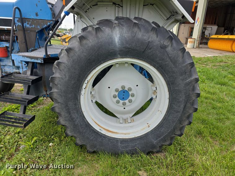 image for item FH6098 1993 Ford 8240 tractor