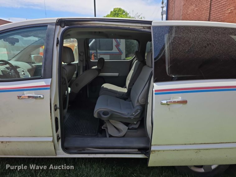 image for item FH6104 2009 Nissan Quest van