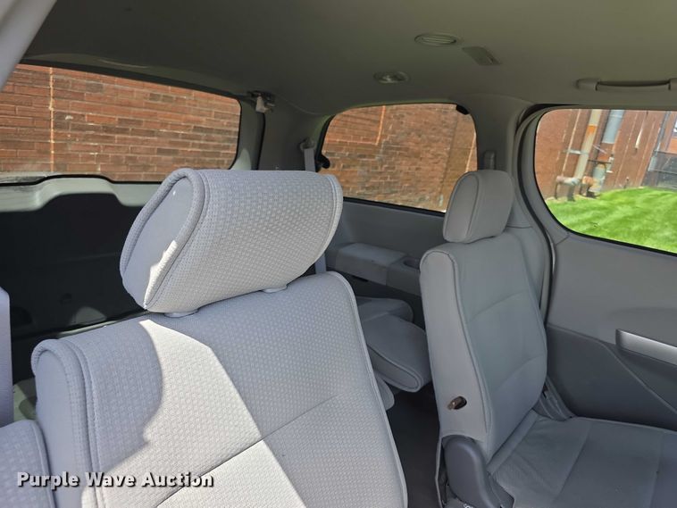 image for item FH6104 2009 Nissan Quest van
