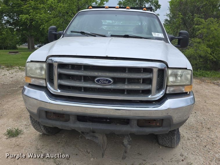 image for item FH6106 2002 Ford F350 Super Duty Ext. Cab flatbed pickup truck