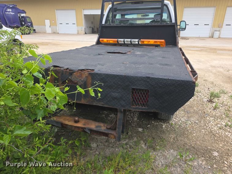 image for item FH6106 2002 Ford F350 Super Duty Ext. Cab flatbed pickup truck