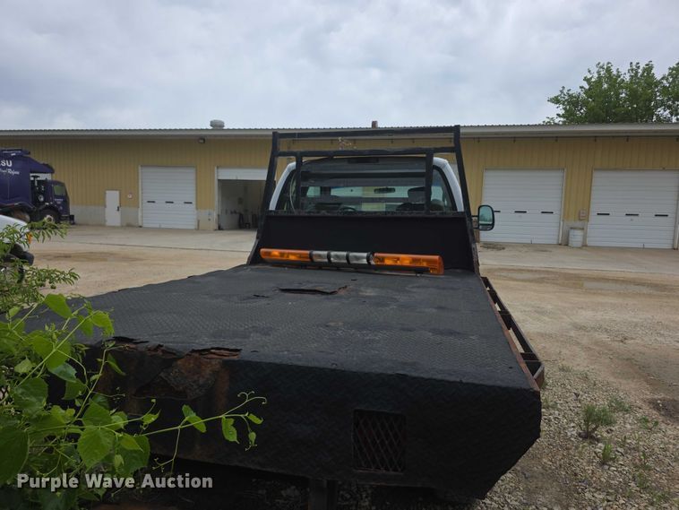 image for item FH6106 2002 Ford F350 Super Duty Ext. Cab flatbed pickup truck
