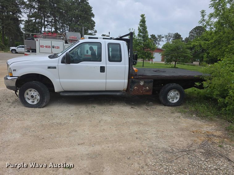 image for item FH6106 2002 Ford F350 Super Duty Ext. Cab flatbed pickup truck
