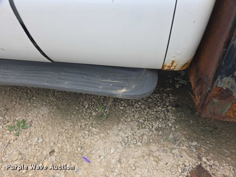 image for item FH6106 2002 Ford F350 Super Duty Ext. Cab flatbed pickup truck