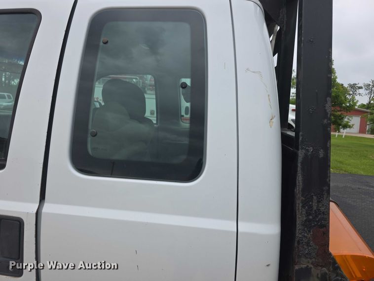 image for item FH6106 2002 Ford F350 Super Duty Ext. Cab flatbed pickup truck
