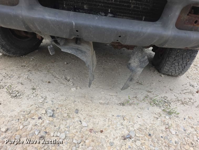 image for item FH6106 2002 Ford F350 Super Duty Ext. Cab flatbed pickup truck