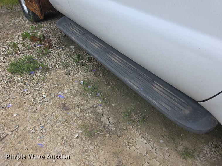image for item FH6106 2002 Ford F350 Super Duty Ext. Cab flatbed pickup truck
