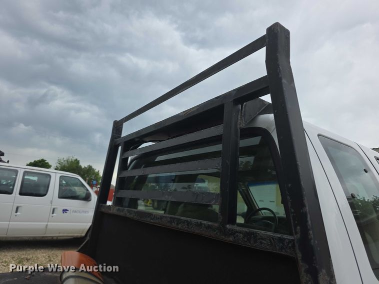 image for item FH6106 2002 Ford F350 Super Duty Ext. Cab flatbed pickup truck