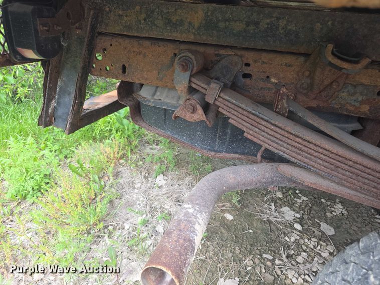 image for item FH6106 2002 Ford F350 Super Duty Ext. Cab flatbed pickup truck