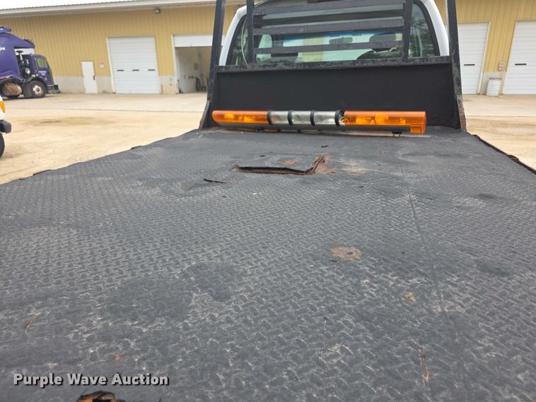 image for item FH6106 2002 Ford F350 Super Duty Ext. Cab flatbed pickup truck