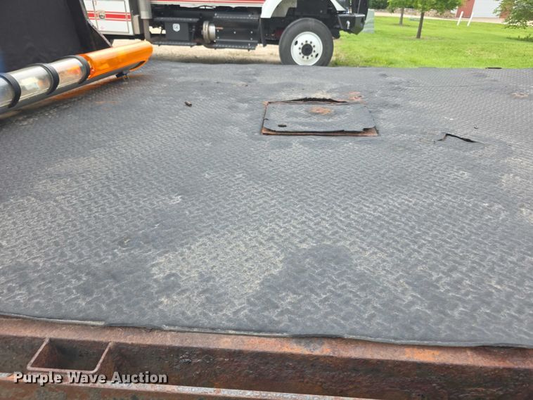 image for item FH6106 2002 Ford F350 Super Duty Ext. Cab flatbed pickup truck