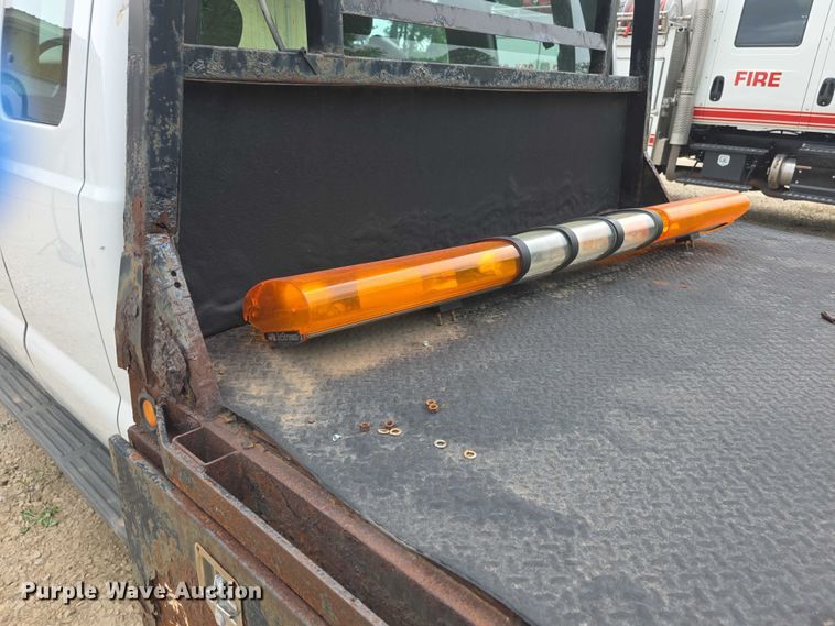 image for item FH6106 2002 Ford F350 Super Duty Ext. Cab flatbed pickup truck