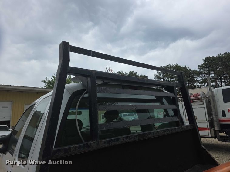 image for item FH6106 2002 Ford F350 Super Duty Ext. Cab flatbed pickup truck