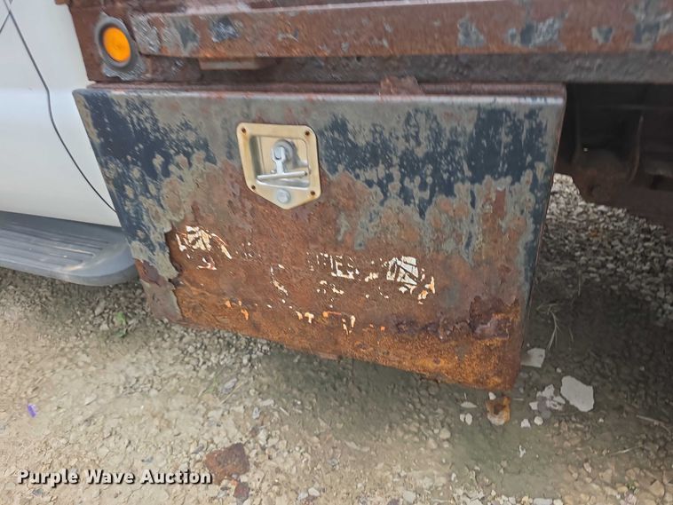 image for item FH6106 2002 Ford F350 Super Duty Ext. Cab flatbed pickup truck