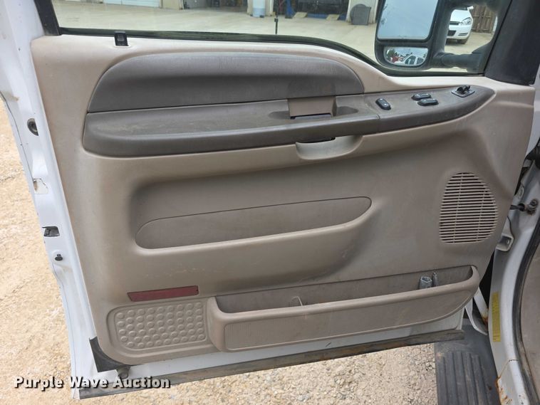 image for item FH6106 2002 Ford F350 Super Duty Ext. Cab flatbed pickup truck