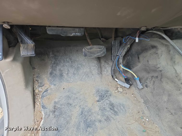 image for item FH6106 2002 Ford F350 Super Duty Ext. Cab flatbed pickup truck