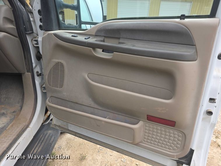 image for item FH6106 2002 Ford F350 Super Duty Ext. Cab flatbed pickup truck