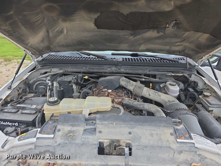 image for item FH6106 2002 Ford F350 Super Duty Ext. Cab flatbed pickup truck