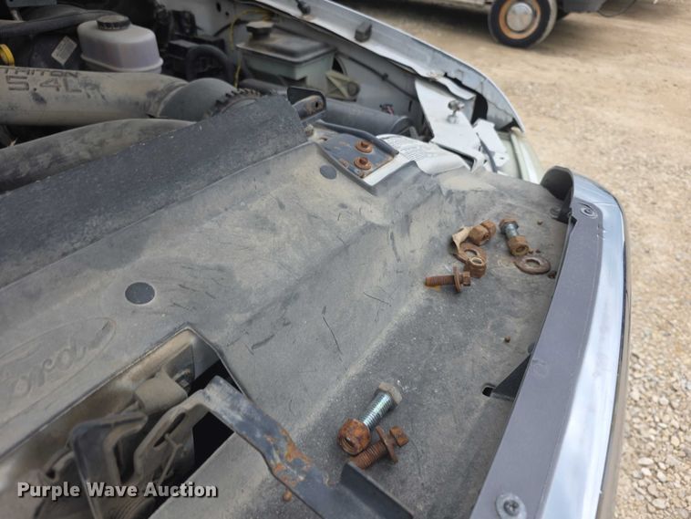 image for item FH6106 2002 Ford F350 Super Duty Ext. Cab flatbed pickup truck