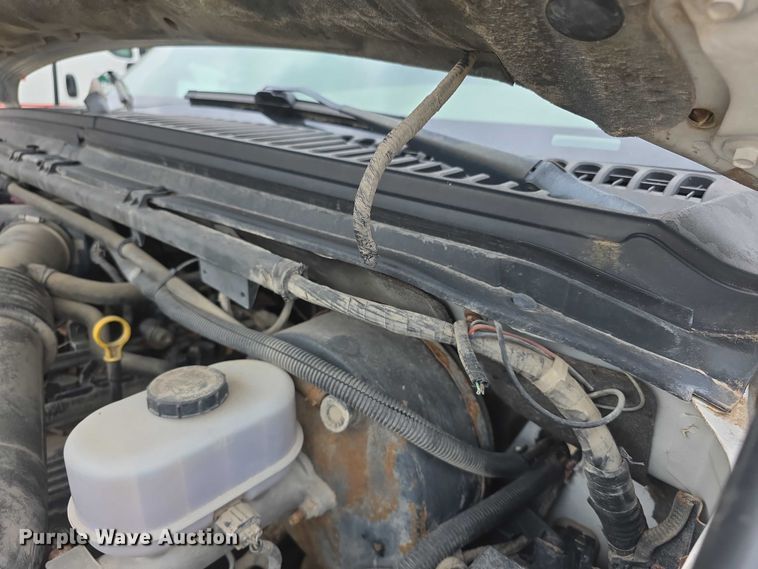 image for item FH6106 2002 Ford F350 Super Duty Ext. Cab flatbed pickup truck