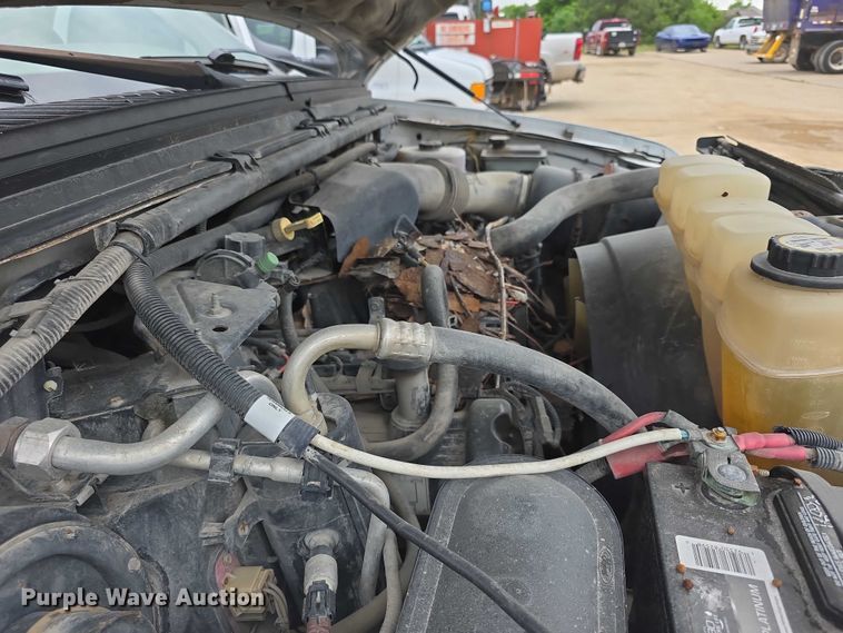 image for item FH6106 2002 Ford F350 Super Duty Ext. Cab flatbed pickup truck