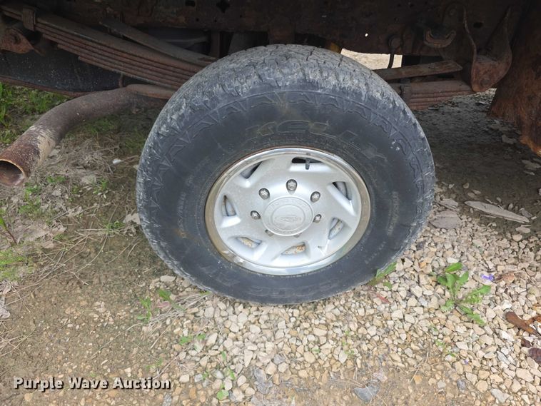 image for item FH6106 2002 Ford F350 Super Duty Ext. Cab flatbed pickup truck