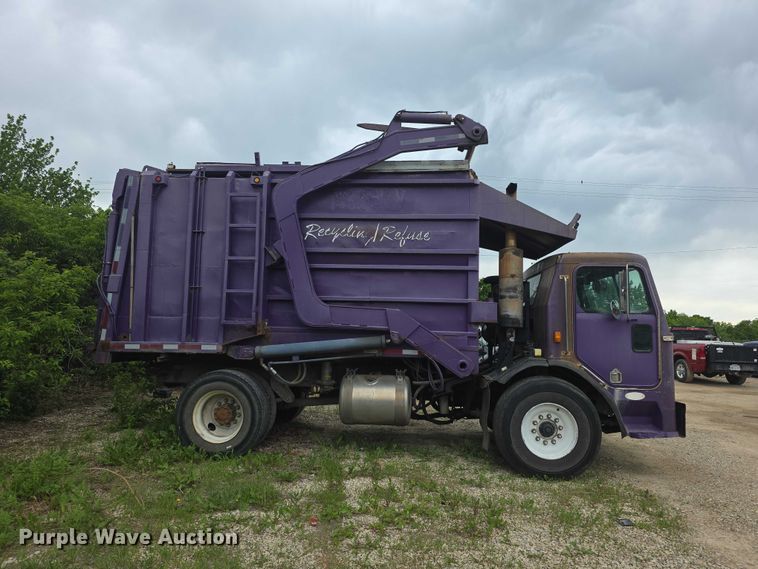 image for item FH6107 1995 Peterbilt 320 refuse truck