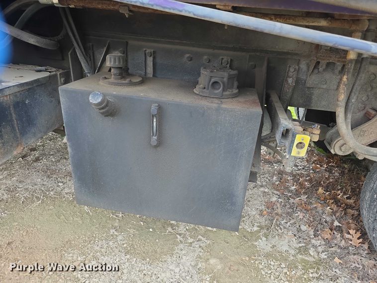 image for item FH6107 1995 Peterbilt 320 refuse truck