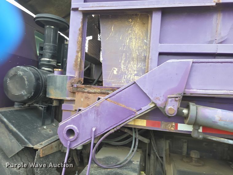 image for item FH6107 1995 Peterbilt 320 refuse truck
