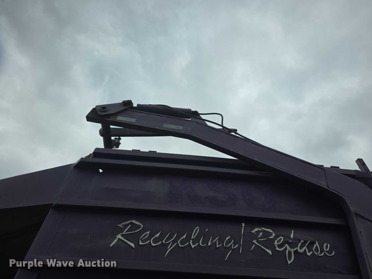 image for item FH6107 1995 Peterbilt 320 refuse truck