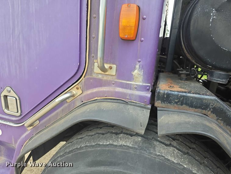 image for item FH6107 1995 Peterbilt 320 refuse truck