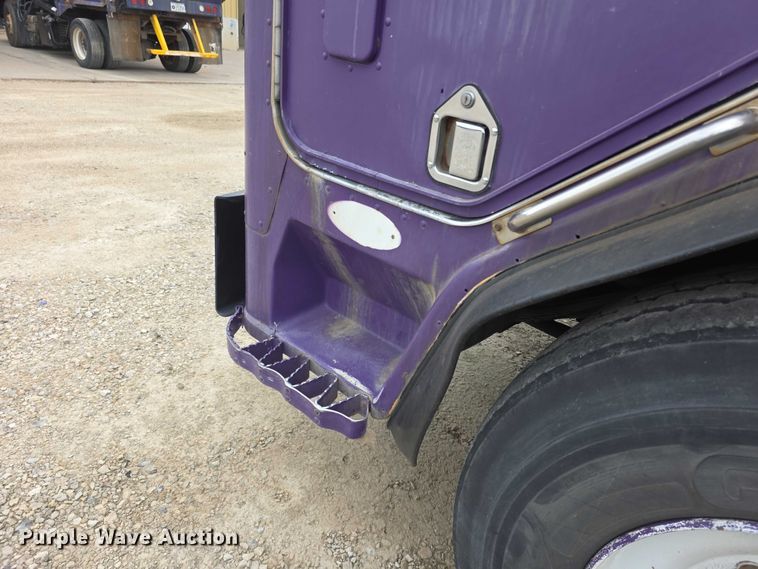 image for item FH6107 1995 Peterbilt 320 refuse truck
