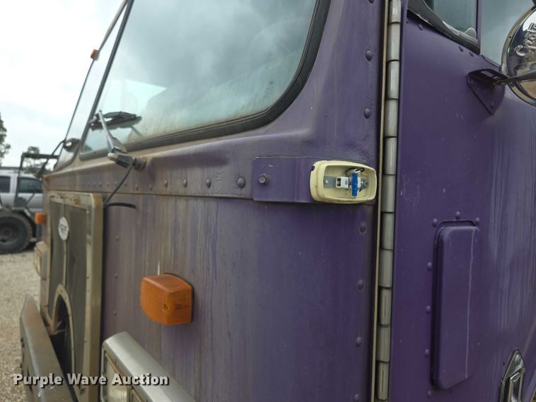 image for item FH6107 1995 Peterbilt 320 refuse truck
