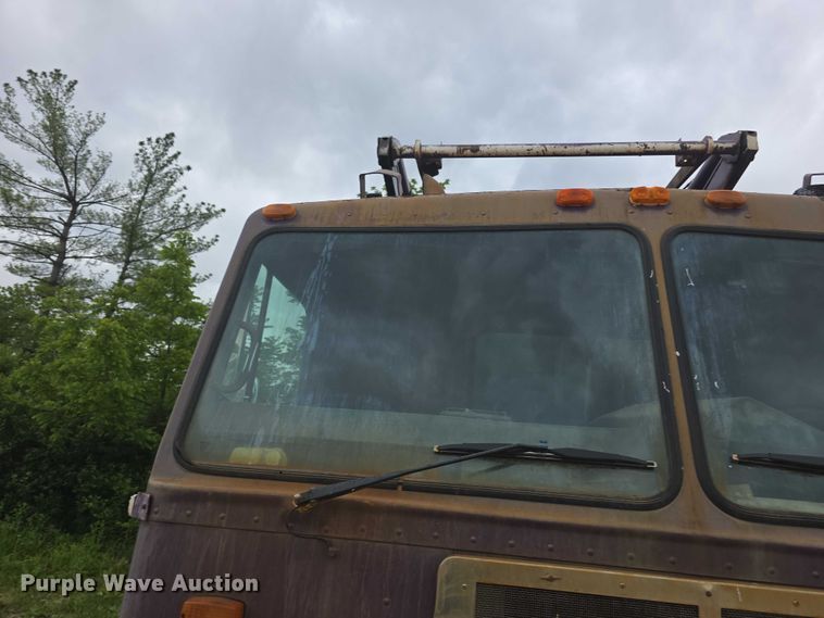 image for item FH6107 1995 Peterbilt 320 refuse truck