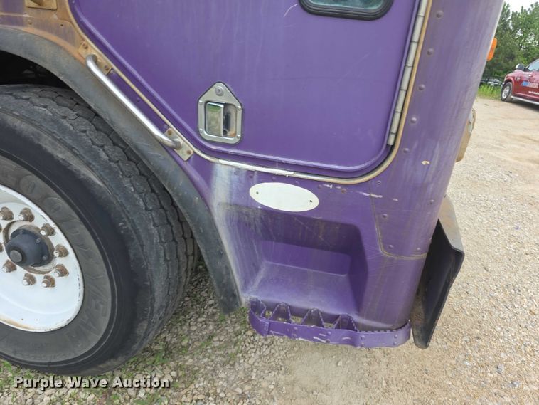 image for item FH6107 1995 Peterbilt 320 refuse truck