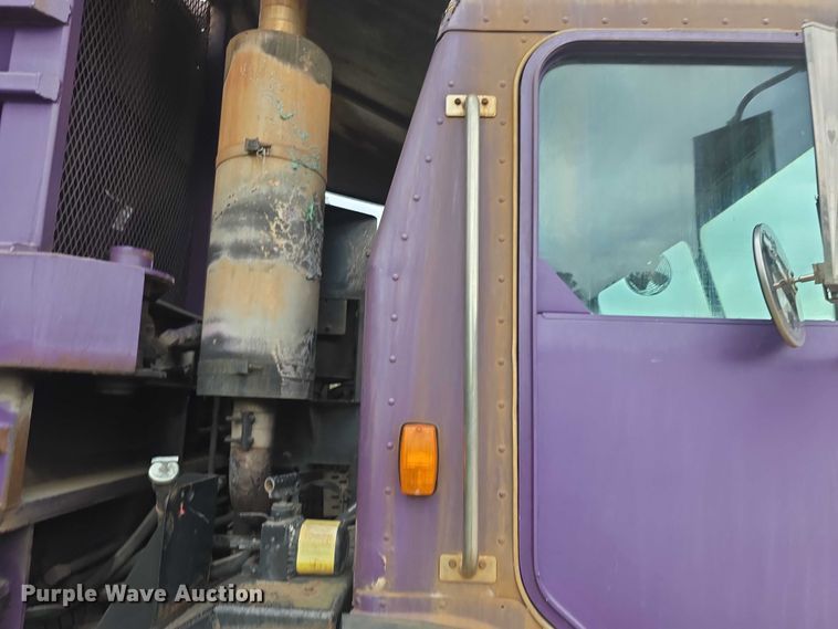 image for item FH6107 1995 Peterbilt 320 refuse truck