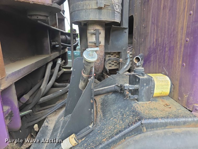 image for item FH6107 1995 Peterbilt 320 refuse truck