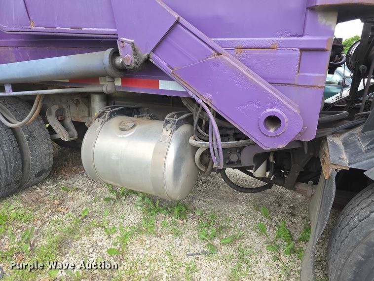 image for item FH6107 1995 Peterbilt 320 refuse truck