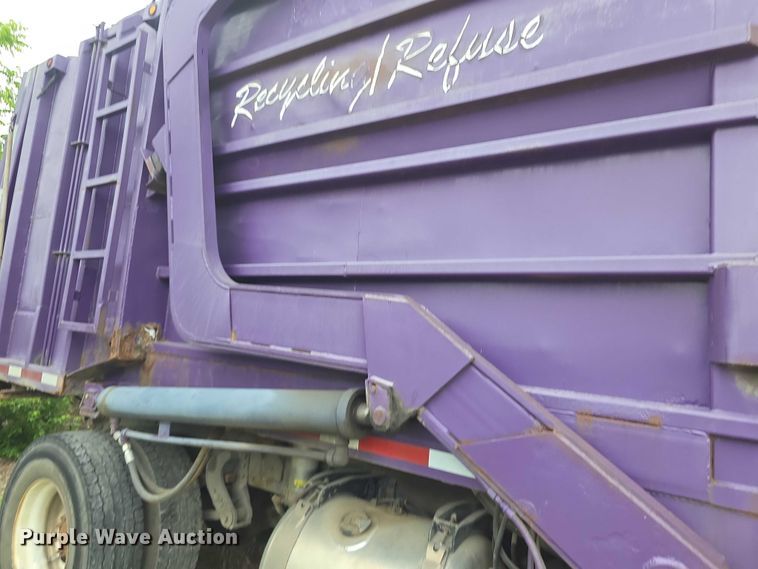 image for item FH6107 1995 Peterbilt 320 refuse truck